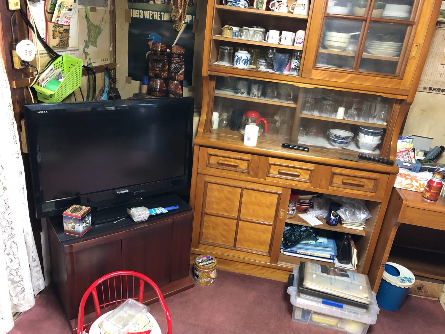 不要になった食器棚と中の食器ごと回収
